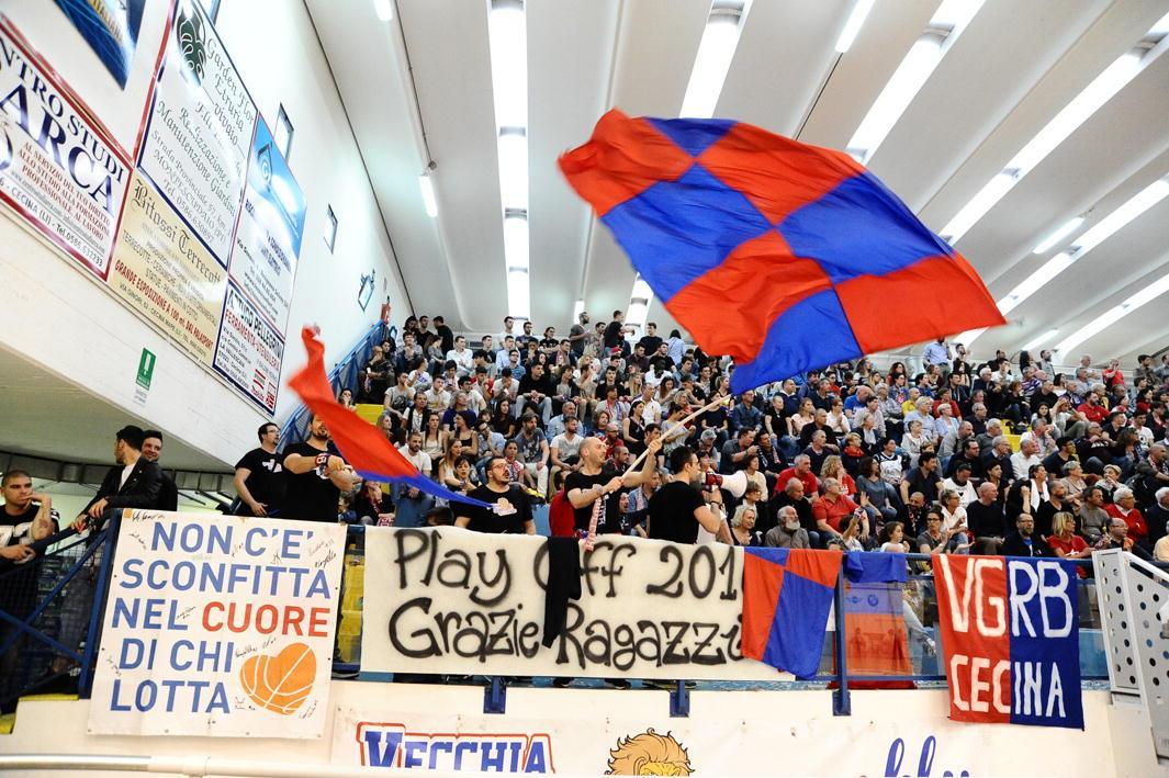 I tifosi della Gr Services incitano la squadra (foto Falorni/Silvi)