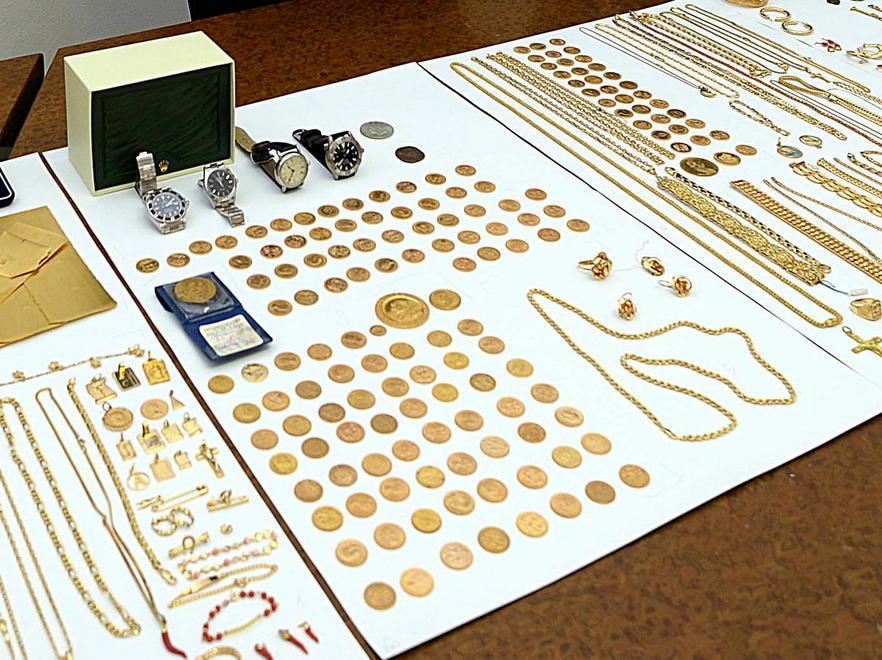 Cento oggetti d’oro rubati riconosciuti dai proprietari