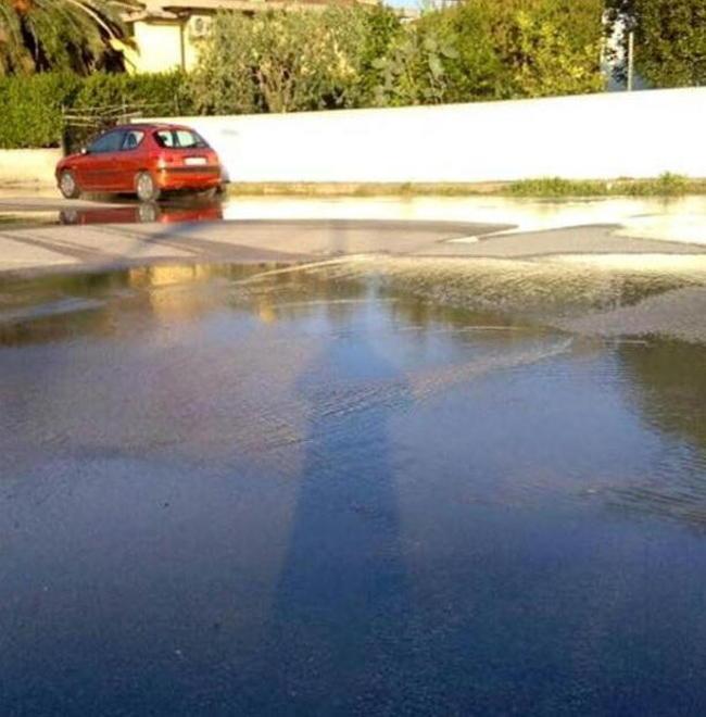 Una vistosa perdita d’acqua a San Casciano