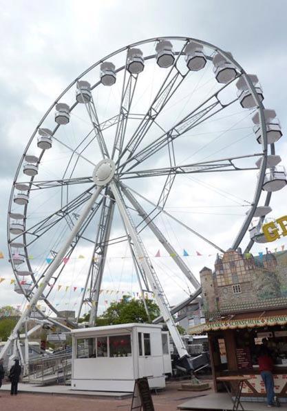 A due passi dal mare la ruota panoramica per vedere la Versilia 