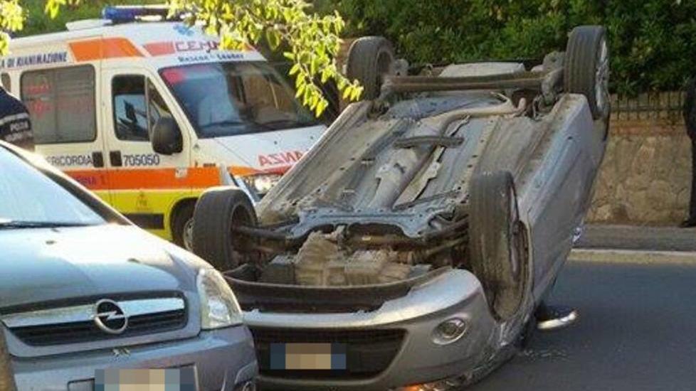 Si ribalta con l’auto, esce illeso