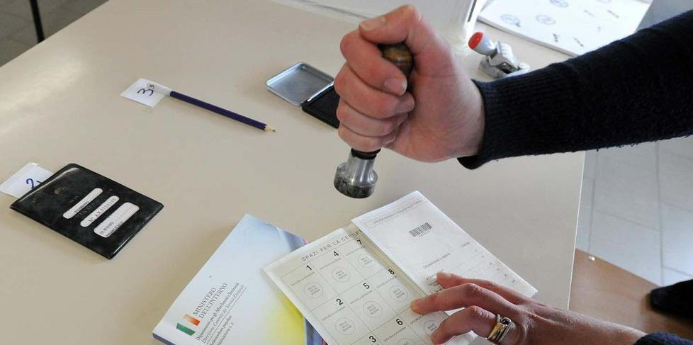 È il giorno del referendum seggi aperti dalle 8 alle 22 