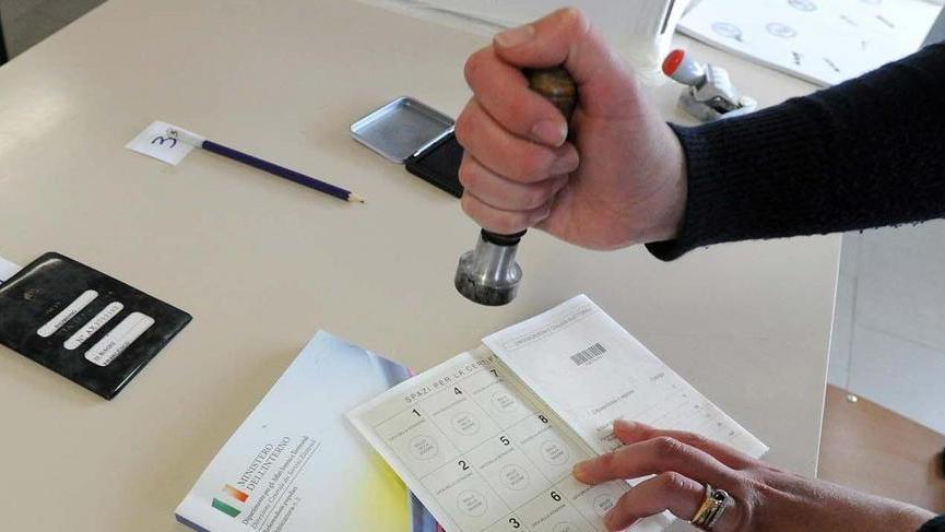 È il giorno del referendum seggi aperti dalle 8 alle 22