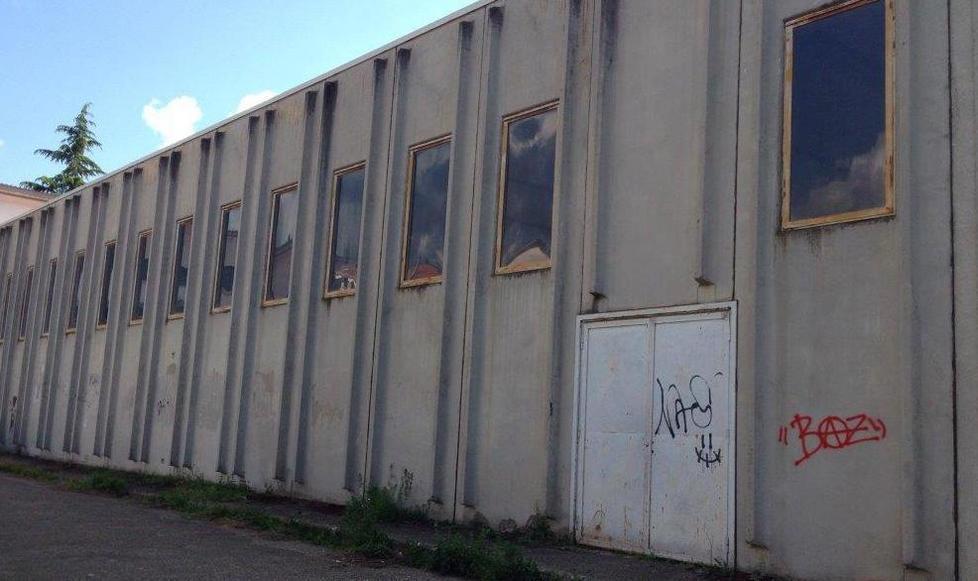 Palestra in abbandono, un babbo protesta