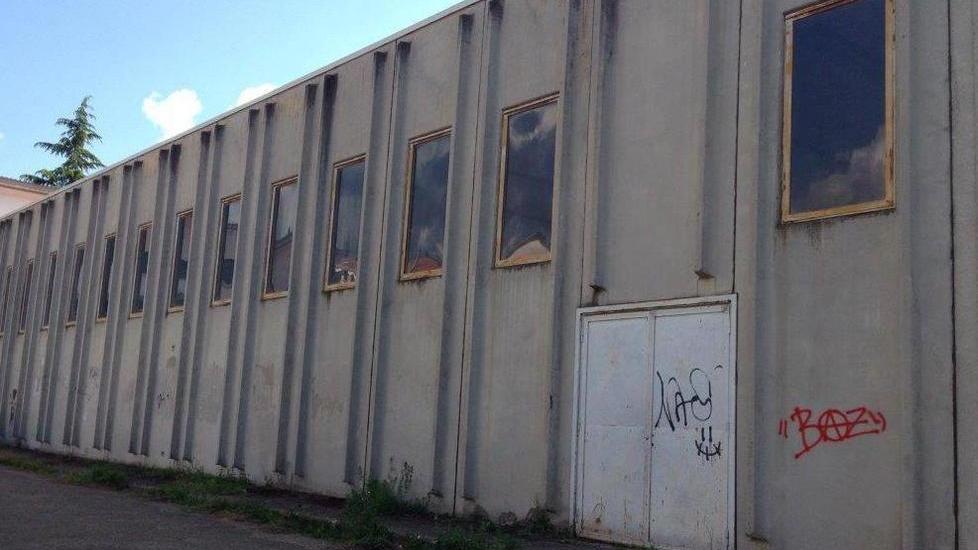 Palestra in abbandono, un babbo protesta