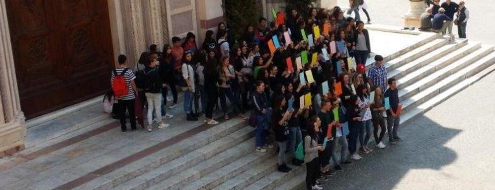 Flash mob davanti al Duomo con oltre 200 studenti