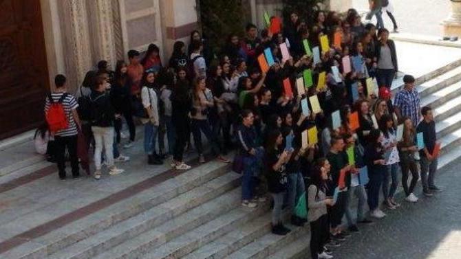 Flash mob davanti al Duomo con oltre 200 studenti