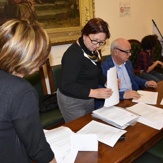 La presentazione delle liste nella sala consiliare di Grosseto sabato 8 maggio (foto Agenzia Bf)