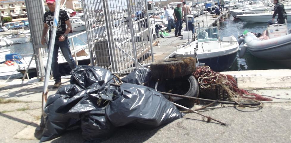 Il porto di Dorgali ripulito dai rifiuti è pronto per l’estate 