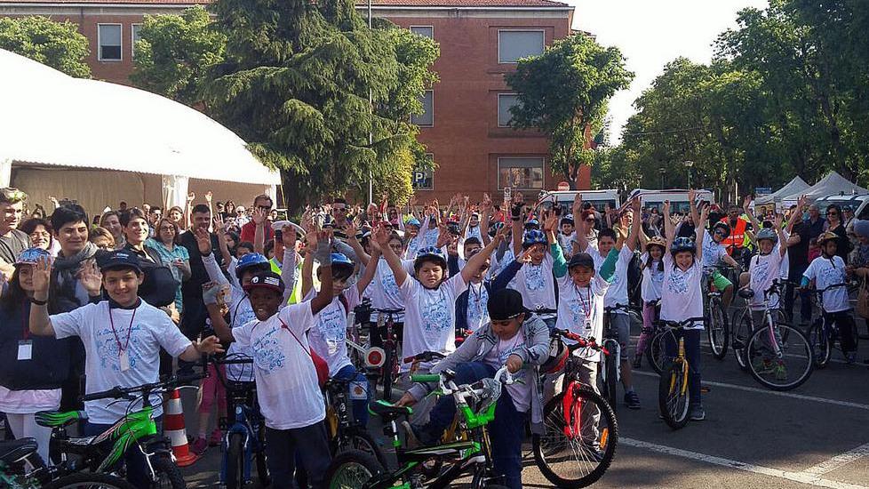 I bambini in bici con la municipale