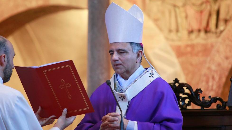 L’omaggio dei fedeli in chiesa: «Una vita dedicata agli altri»