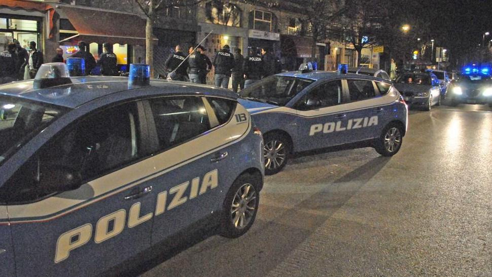 Pusher si nasconde agli agenti Bloccato, aveva droga in tasca
