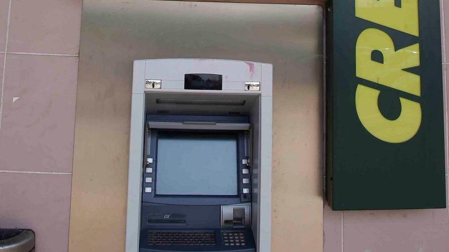 Cittadini danno l’allarme, bancomat salvo