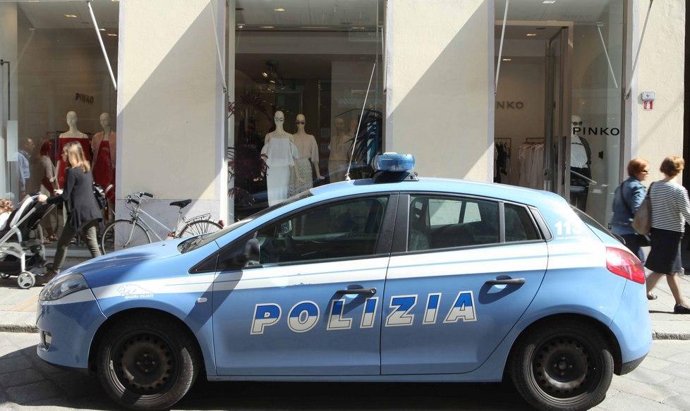 Pinko, la cliente prende i vestiti e scappa