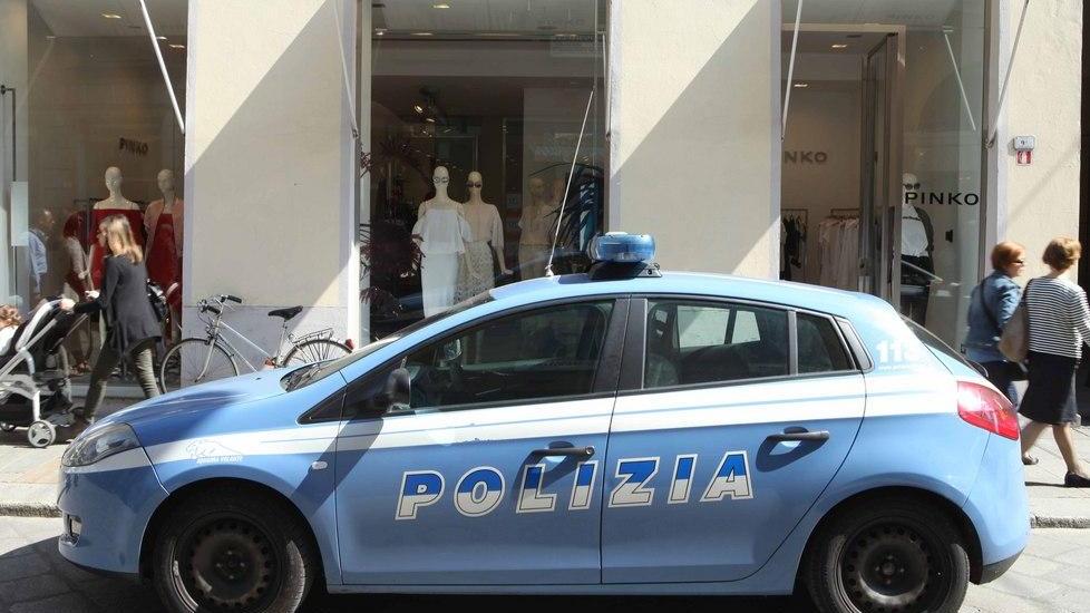 Pinko, la cliente prende i vestiti e scappa