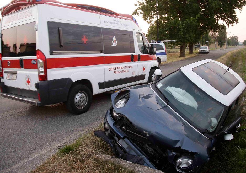 Auto sbanda e finisce contro il muretto