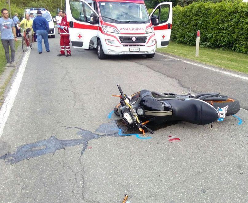 Si schianta contro un’auto grave un motociclista 