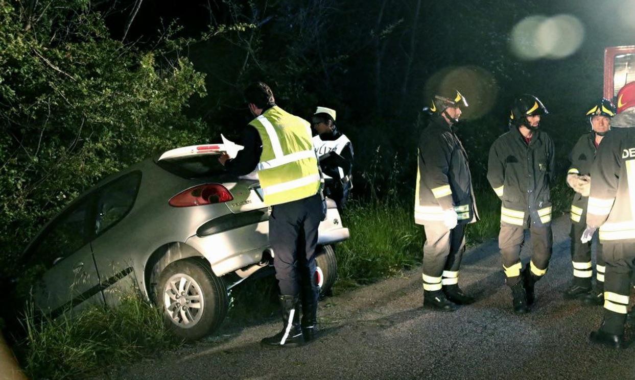 L'auto nel fossato e i rilievi dopo l'incidente (Marzi Pentafoto)