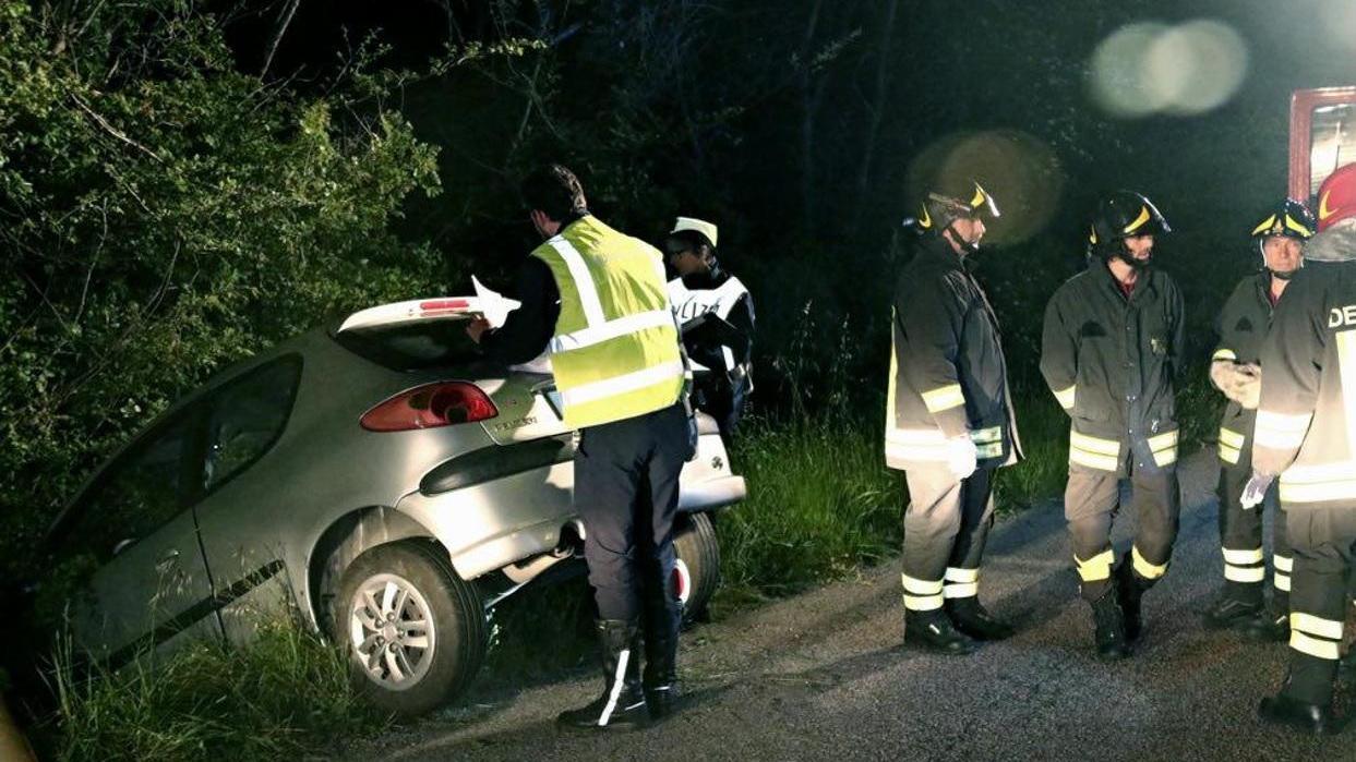 L'auto nel fossato e i rilievi dopo l'incidente (Marzi Pentafoto)