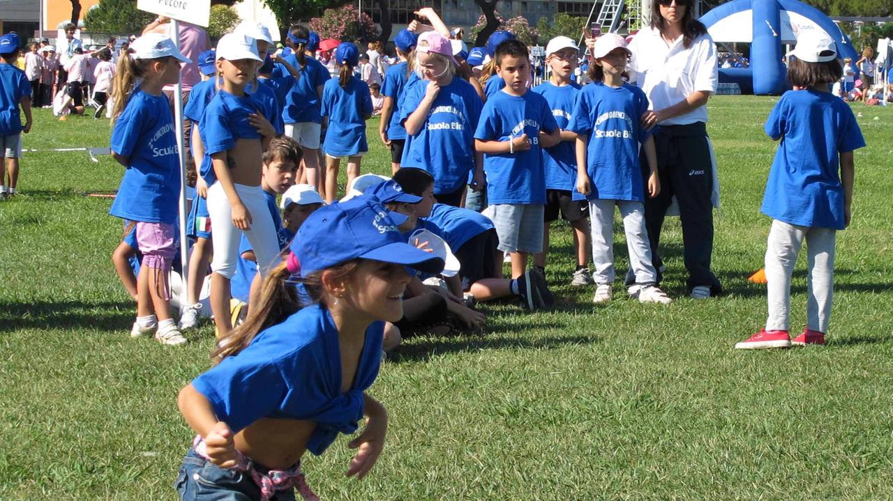 Alcuni bambini impegnati in gare sportive al campo scuola (foto di archivio)