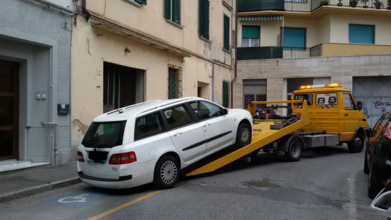 Furbetto della sosta, i vigili gli rimuovono l'auto
