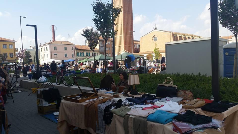Un'immagine del mercatino (foto archivio)