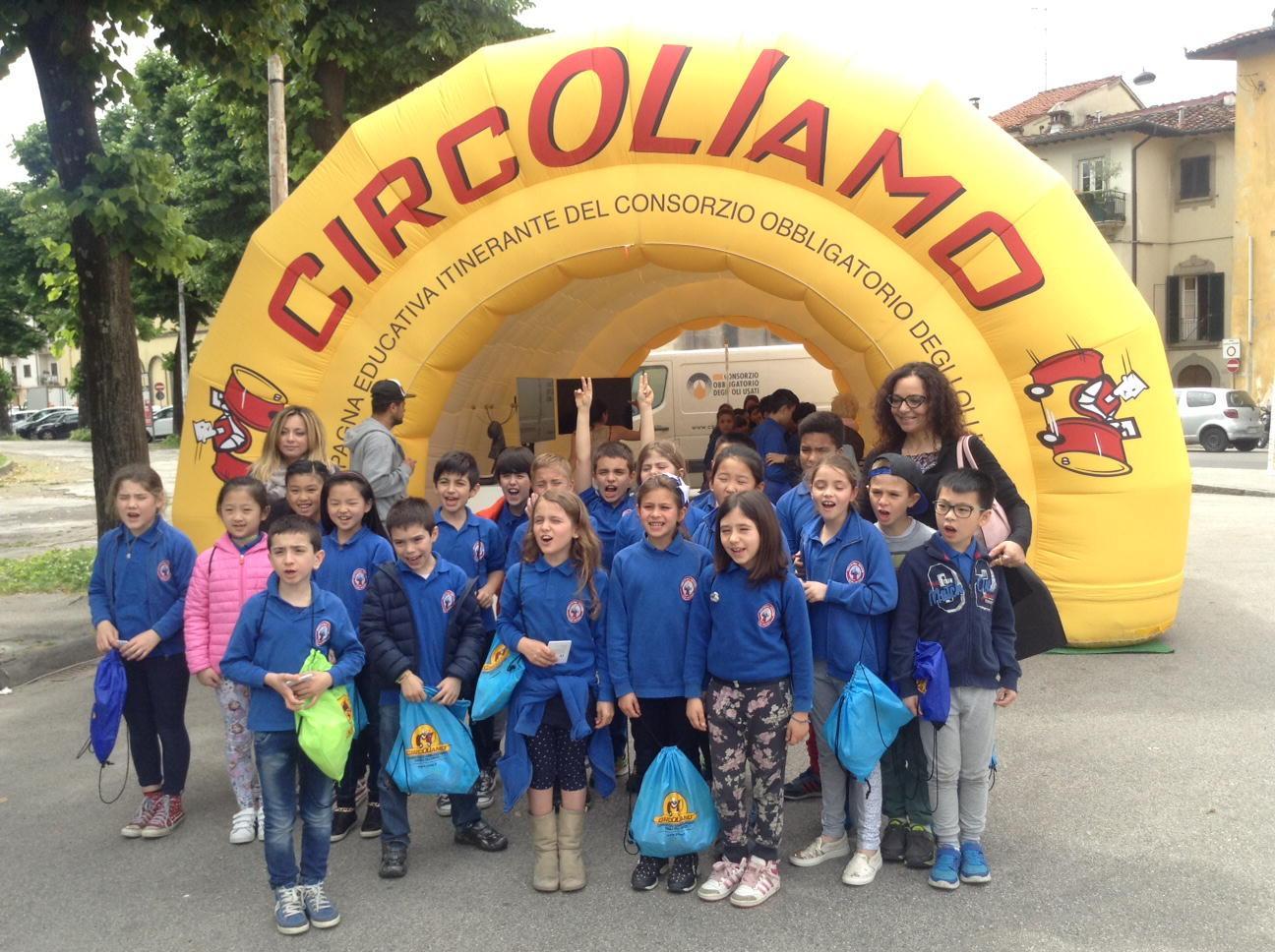 Il villaggio di "CircOliamo" in piazza Mercatale (foto Batavia)