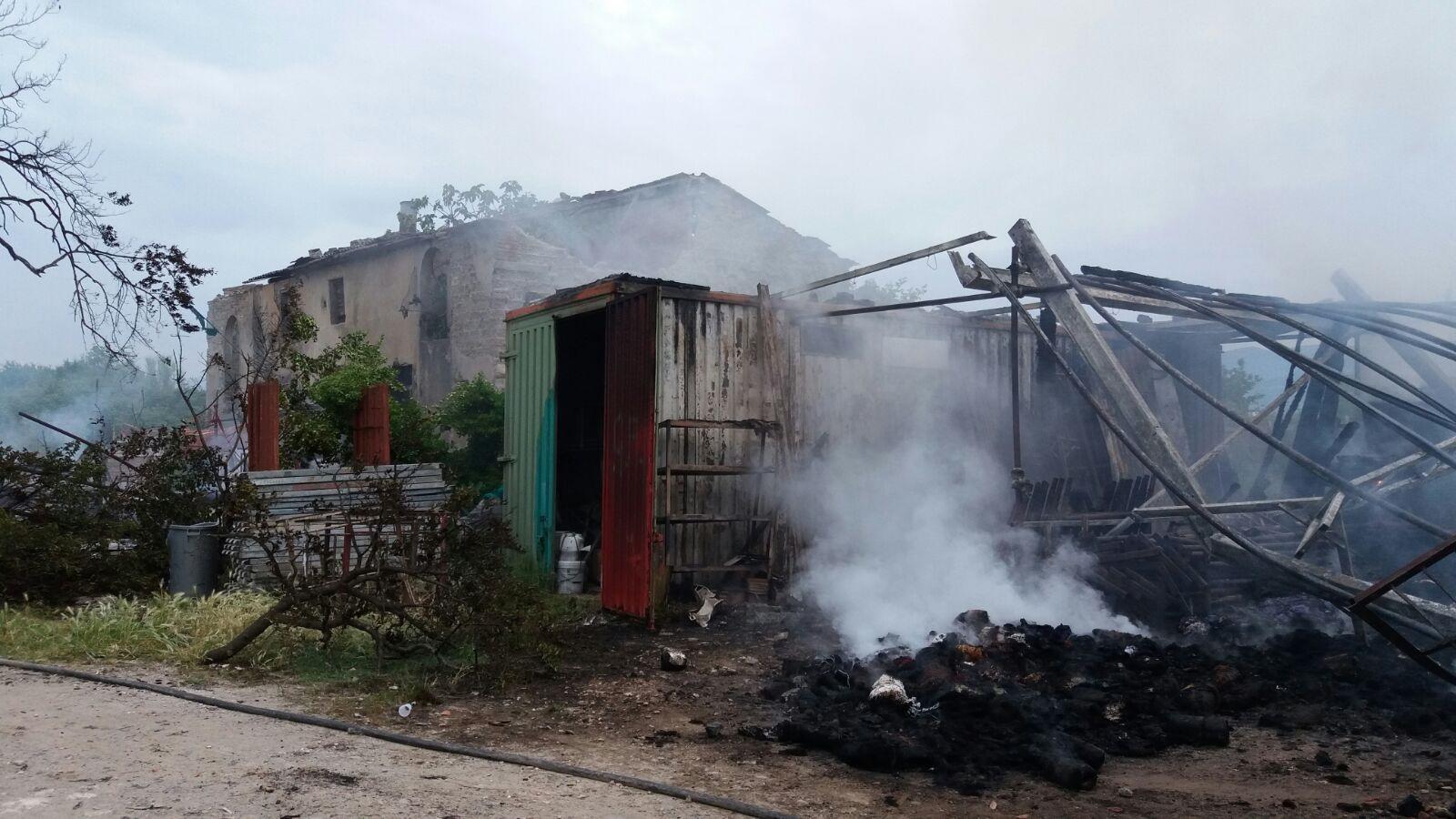 Rifiuti in fiamme in una casa abbandonata a Quarrata