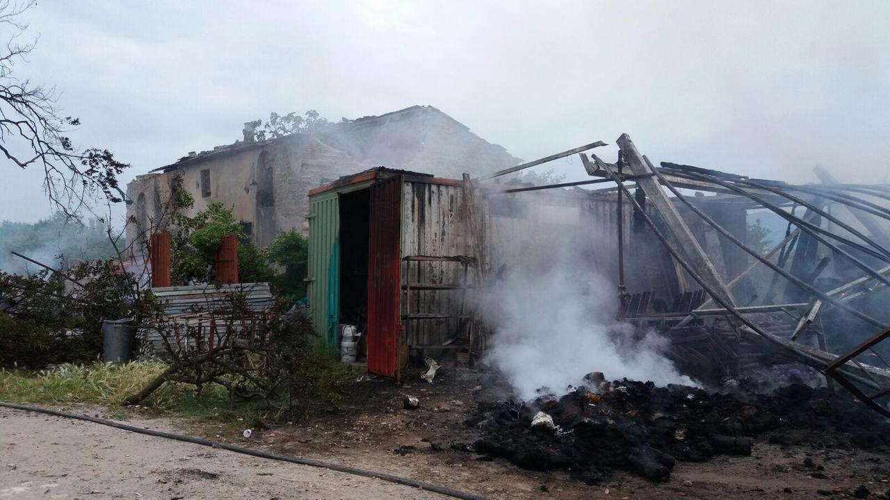 Rifiuti in fiamme in una casa abbandonata a Quarrata