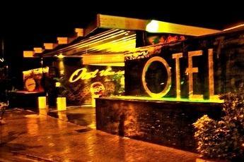 L'ingresso della discoteca Otel