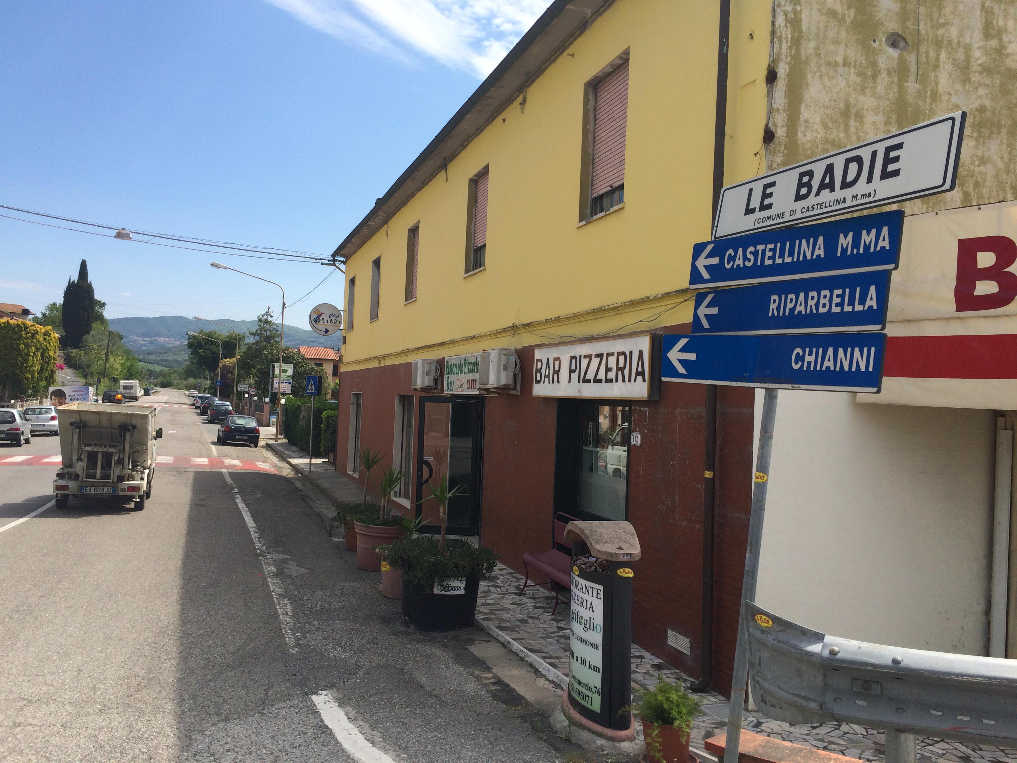 I cartelli stradali che indicano la strada per Riparbella e Castellina (Foto Falorni/Silvi)