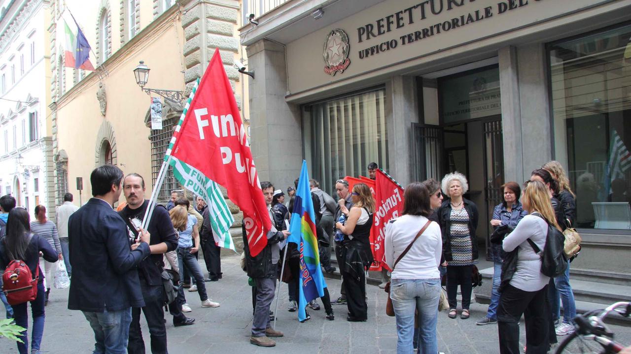 La protesta dei sindacati della polizia locale davanti alla prefettura (foto Batavia