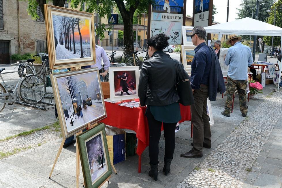 Le opere di uno dei tanti  artista esposte a Castelfranco