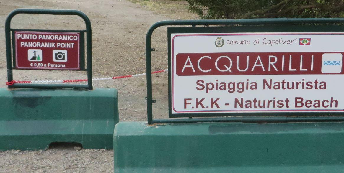I cartelli sul piazzale di Capo Norsi