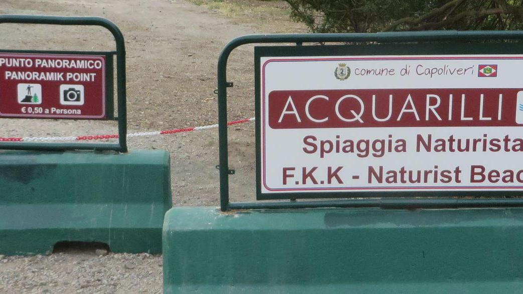 I cartelli sul piazzale di Capo Norsi