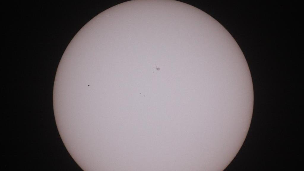 Osservazione in corso con un cielo un po' velato, ma ecco una foto dell'Associazione Astrofili di Piombino fatta da Paolo Volpini: Mercurio si vede abbastanza bene a sinistra , poi c'è una macchia solare più al centro