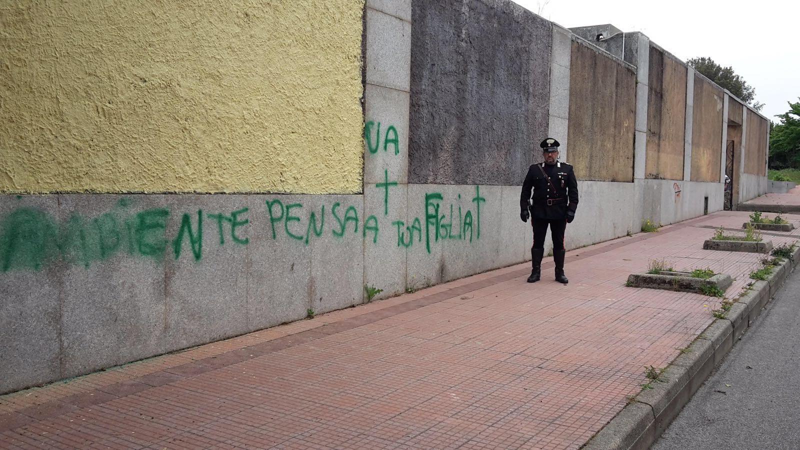 La scritta sul muro del cimitero