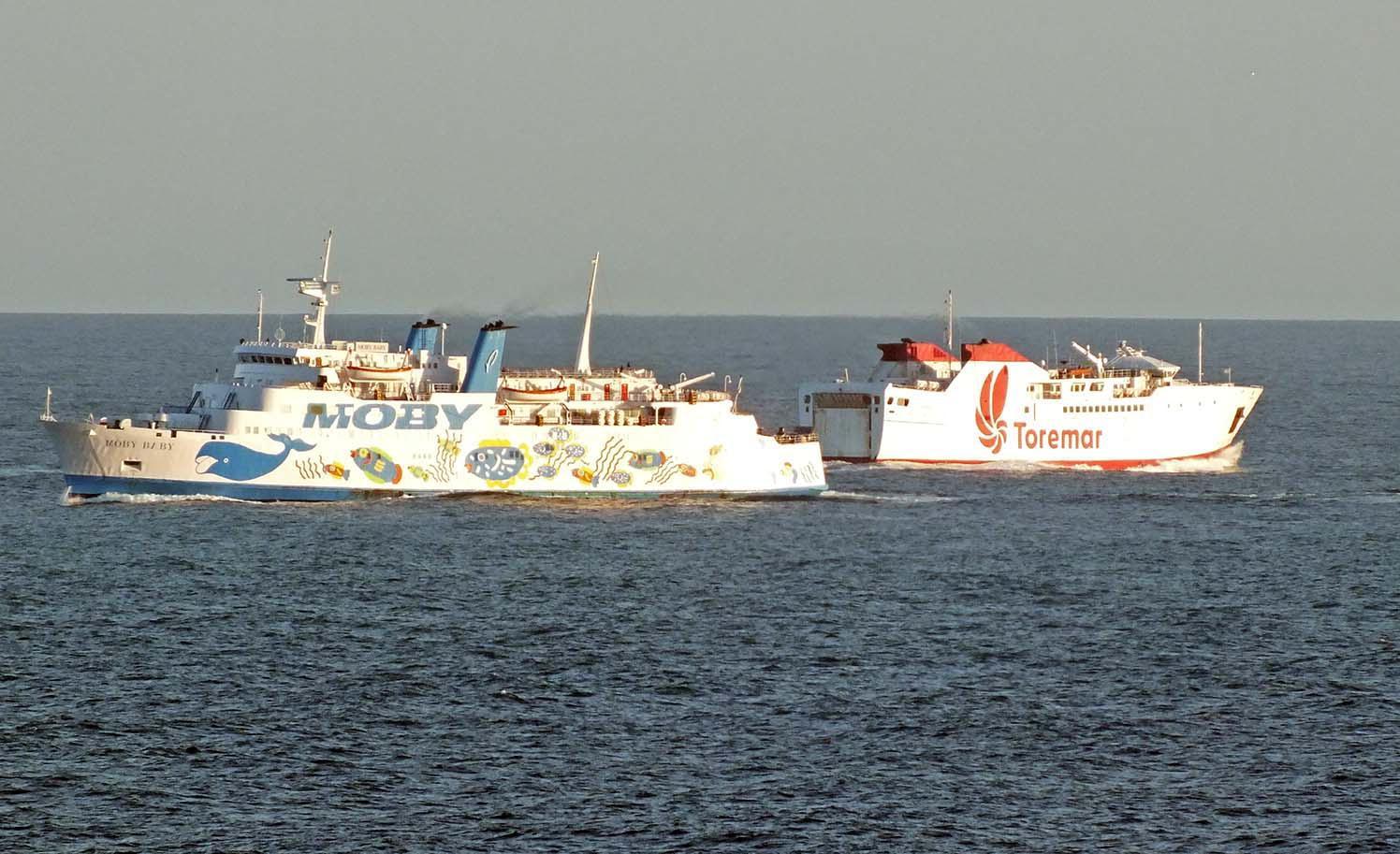 Due navi di Moby e Toremar