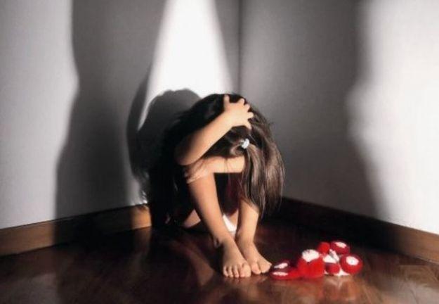 Un'immagine simbolo della violenza sui minori (archivio)