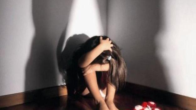 Un'immagine simbolo della violenza sui minori (archivio)