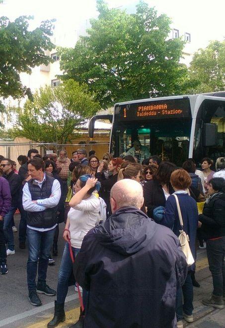 Sassari, la marcia silenziosa dei commercianti contro la pista ciclabile 