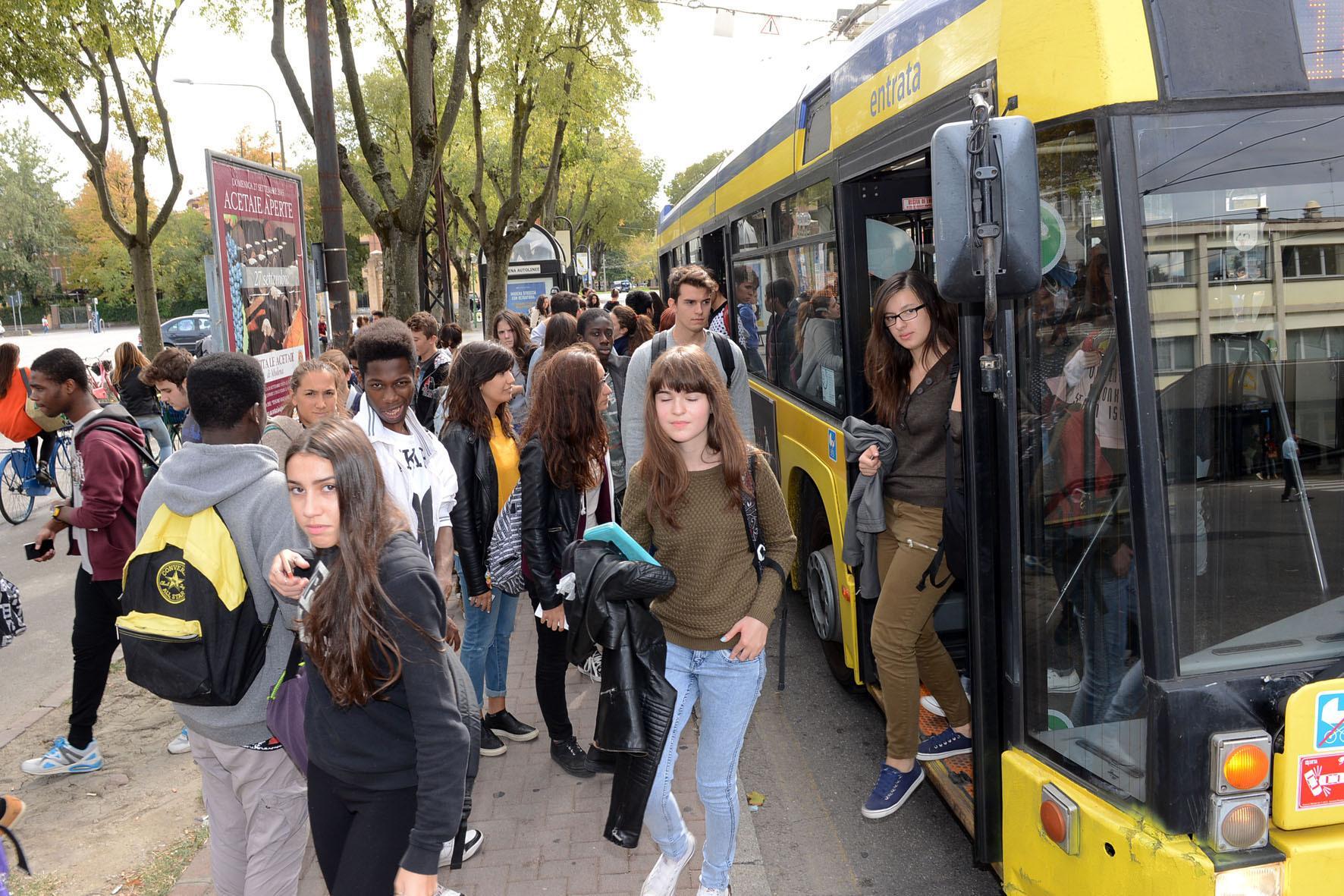 Studenti salgono in massa sul bus