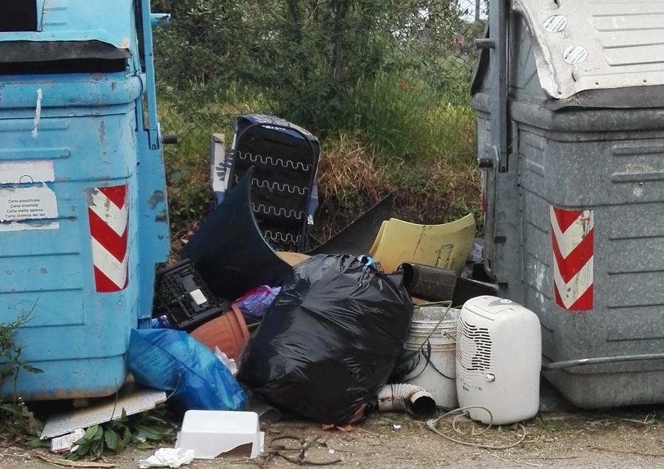 Terre rosse, i cassonetti della vergogna