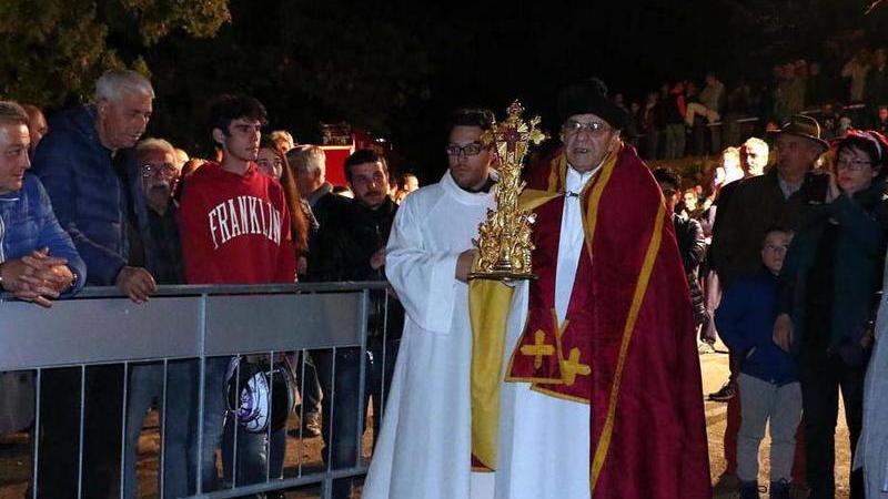 “Buon raccolto” Brucia alto il falò di Pariana
