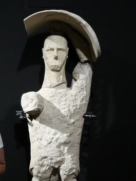 I giganti di pietra conquistano lo scalo di Elmas