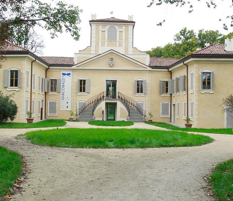 Estate a Villa Giacobazzi con un ristoro all’esterno 