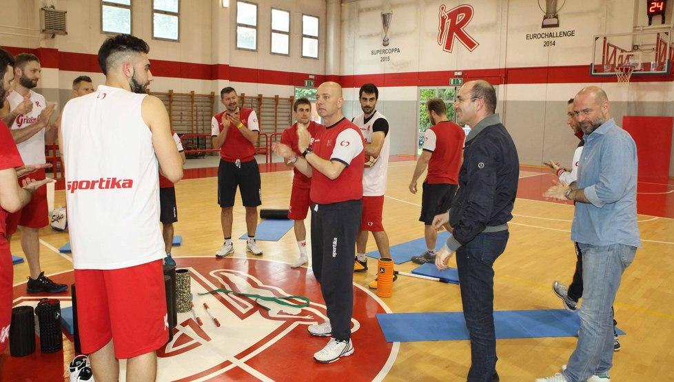 Blitz del sindaco all’allenamento «Tutta la città crede in voi» 