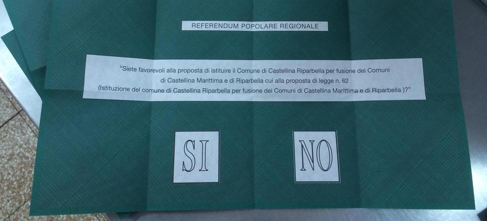 La scheda del referendum per la fusione tra Castellina e Riparbella (Foto Falorni/Silvi)