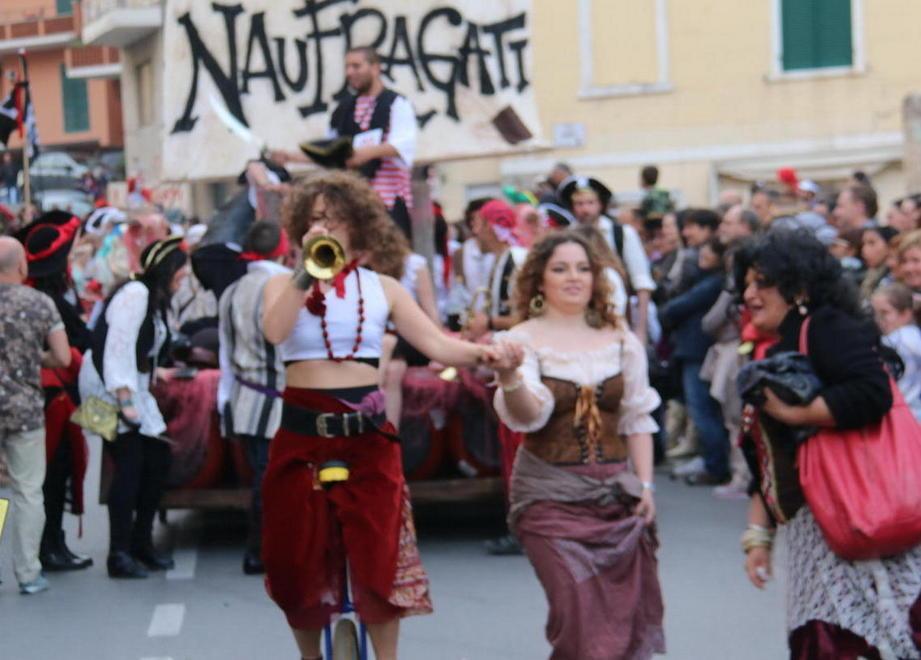 Le ciurme sfilano tra due ali di folla (foto Enzo Russo) 
