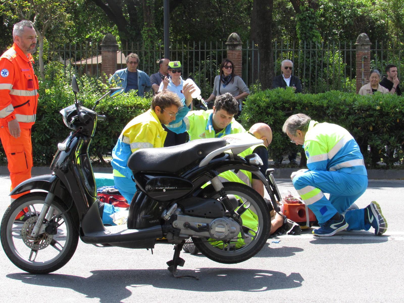 La donna ferita a terra in viale Carducci (Repetti/Pentafoto)